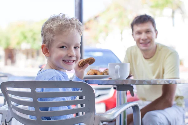 Familjen på café — Stockfoto