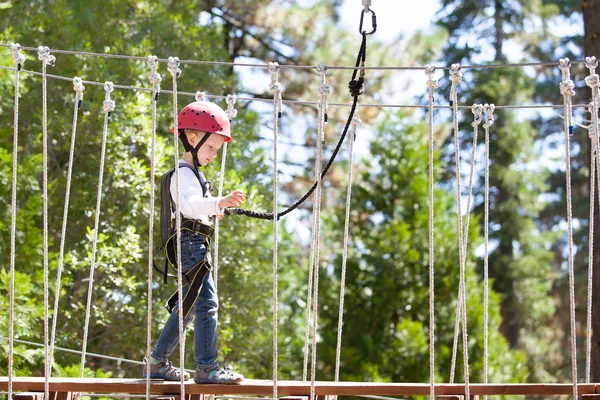 Kid at adventure park — Stock Photo, Image