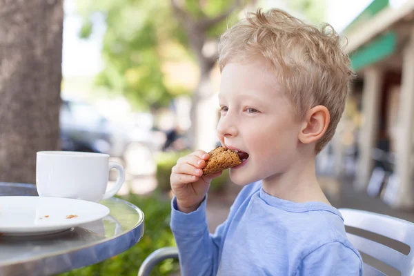 Niño en la cafetería — Foto de Stock