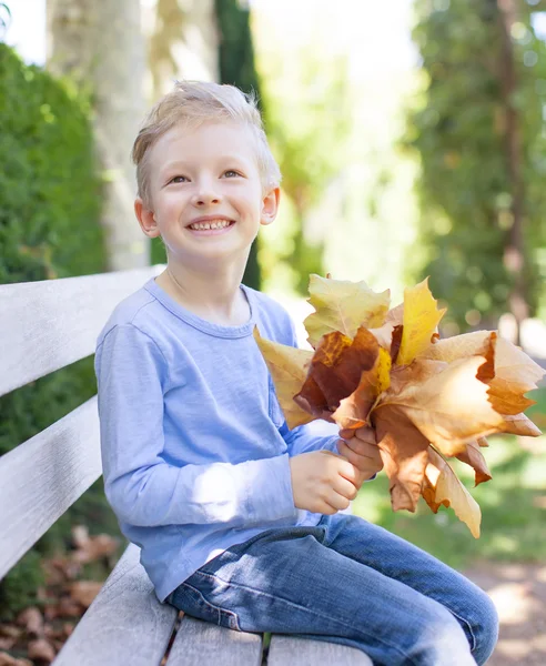 Kid på hösten — Stockfoto