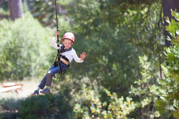 Bambino al parco avventura — Foto Stock