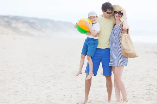 Famiglia in spiaggia — Foto Stock