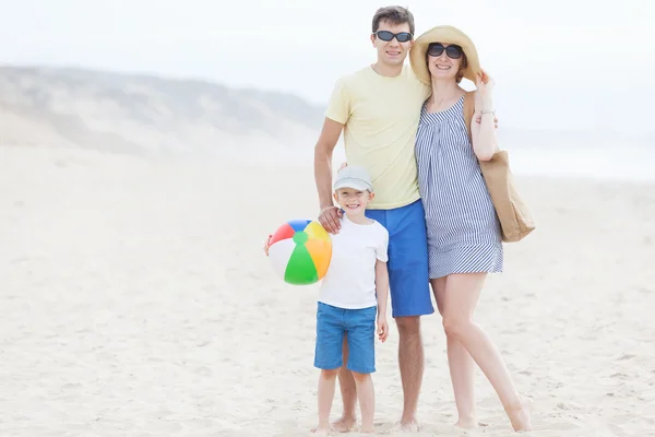 Famiglia in spiaggia — Foto Stock