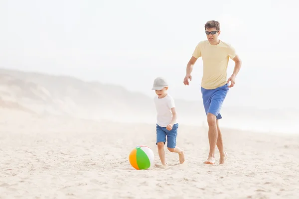 Família na praia — Fotografia de Stock