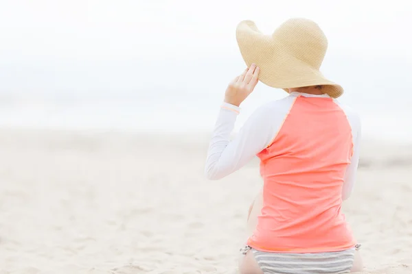 Femme à la plage — Photo