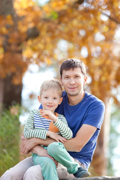 Familie im Herbst — Stockfoto