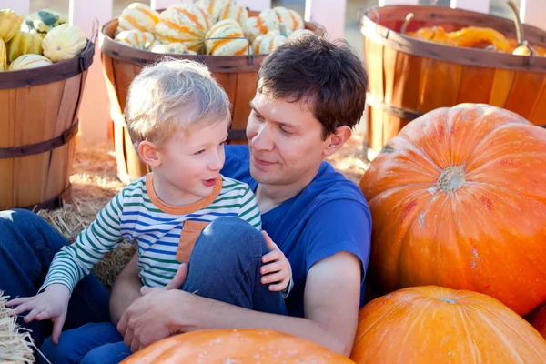 Familie op pompoen patch — Stockfoto