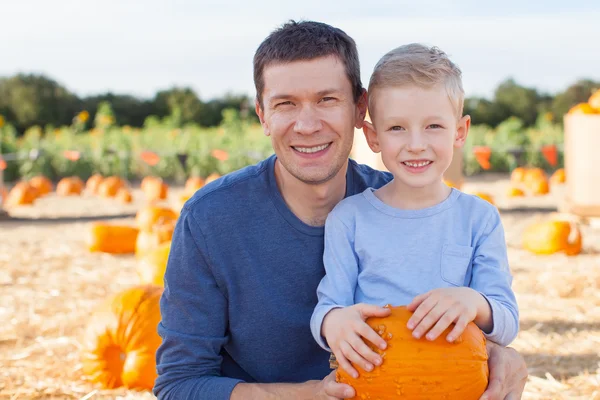 Familia en el parche de calabaza — Foto de Stock