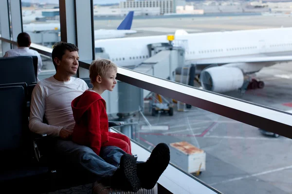 Famiglia in aeroporto — Foto Stock