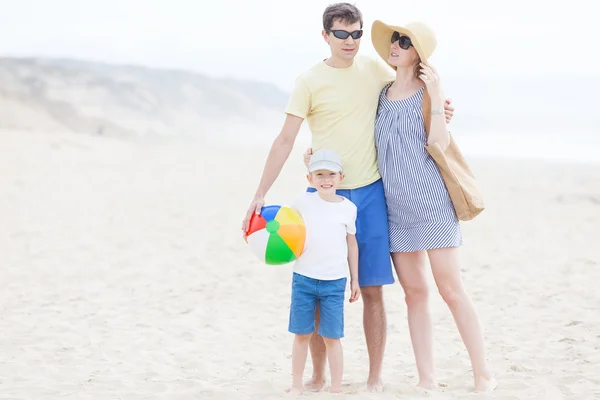 Familia en la playa —  Fotos de Stock