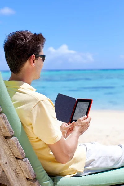 Hombre leyendo — Foto de Stock