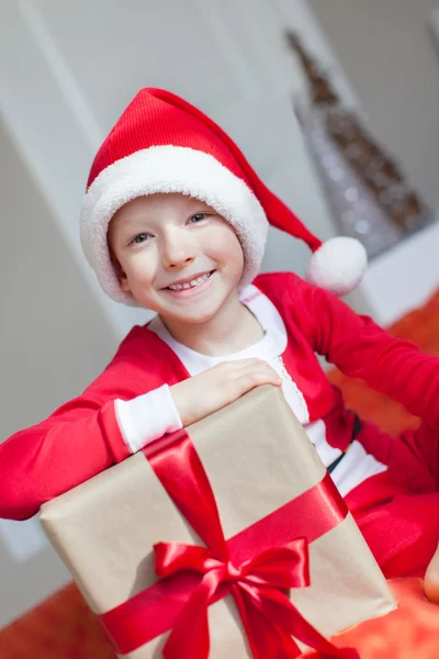 Kind an Weihnachten — Stockfoto