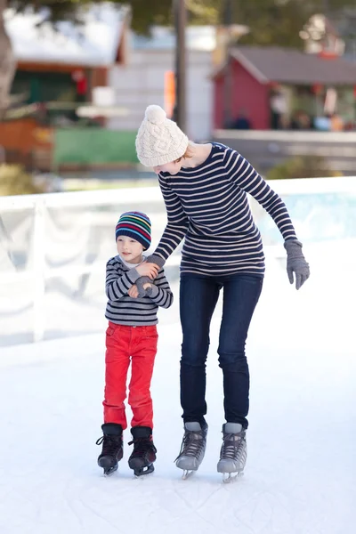 Patinaje sobre hielo familiar —  Fotos de Stock