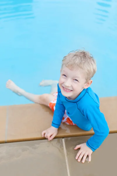 Kid bij het zwembad — Stockfoto