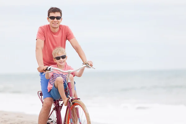 가족 해변에서 자전거 — 스톡 사진