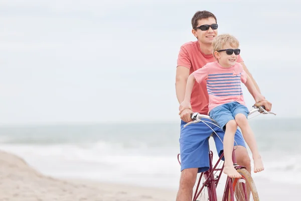 Rodina, cykloturistika na pláži — Stock fotografie