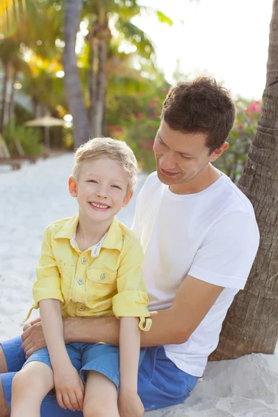 Familj på stranden — Stockfoto