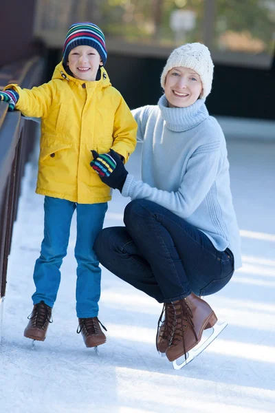 Familjen skridskoåkning — Stockfoto