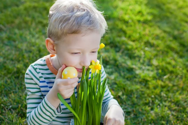 Niño en primavera — Foto de Stock