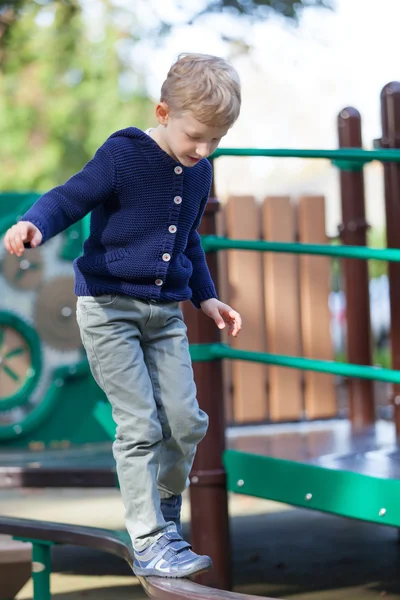 Miúdo no parque infantil — Fotografia de Stock