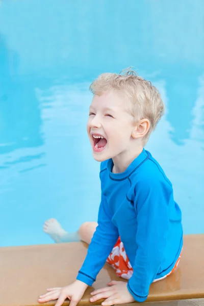 Gamin près de la piscine — Photo