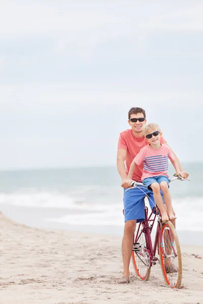 Familienradfahren am Strand — Stockfoto