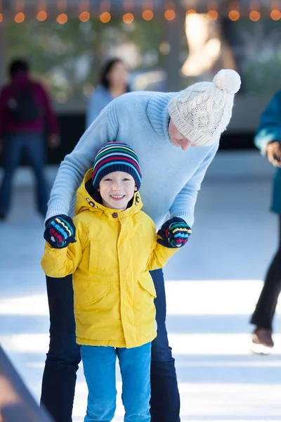 Patinaje sobre hielo familiar — Foto de Stock