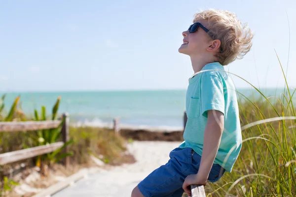 Junge im Urlaub — Stockfoto