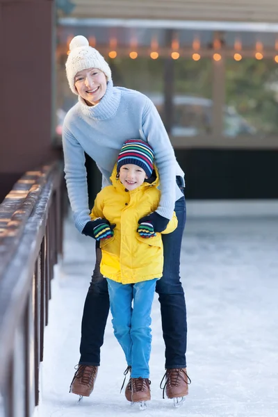 Family ice skating — Stock Photo, Image