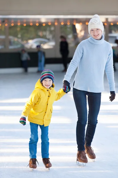 Family ice skating — Stock Photo, Image