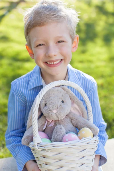 Niño en el tiempo de Pascua — Foto de Stock