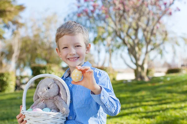 Jongen op Pasen moment — Stockfoto