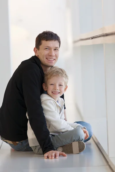 Familie op de luchthaven — Stockfoto