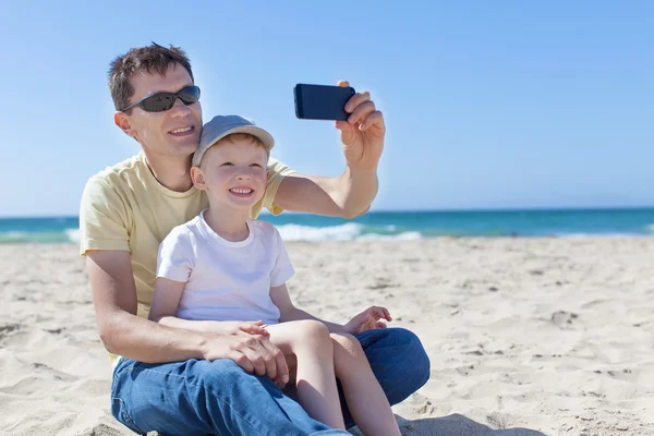 Família tirando selfie na praia — Fotografia de Stock