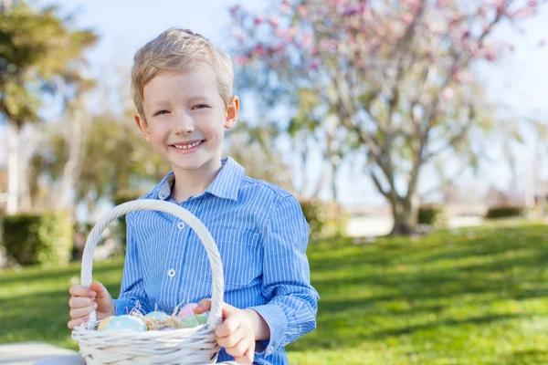 Niño en el tiempo de Pascua —  Fotos de Stock