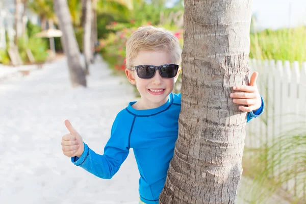 Niño en la playa —  Fotos de Stock