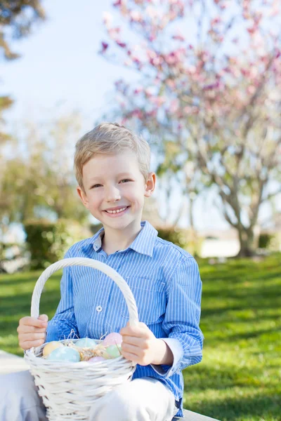 Niño en el tiempo de Pascua — Foto de Stock