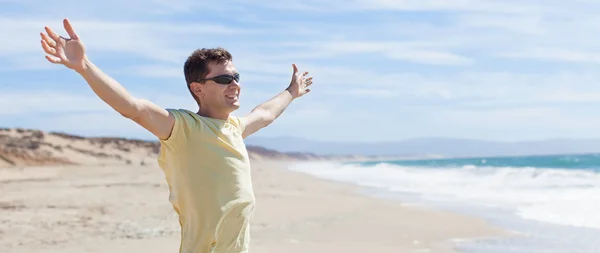 Hombre en la playa —  Fotos de Stock