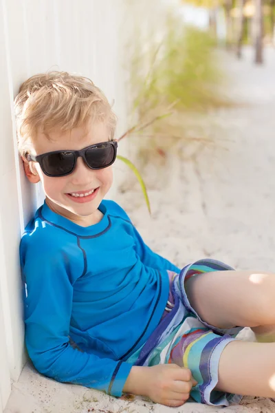 Niño en la playa —  Fotos de Stock