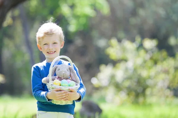 Dziecko na czas Wielkanocy — Zdjęcie stockowe