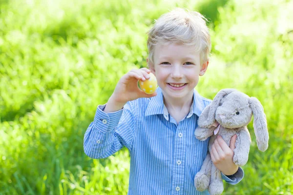 Niño en el tiempo de Pascua — Foto de Stock