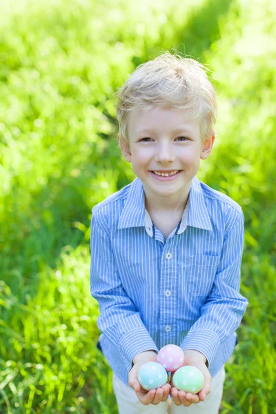 Niño en el tiempo de Pascua — Foto de Stock