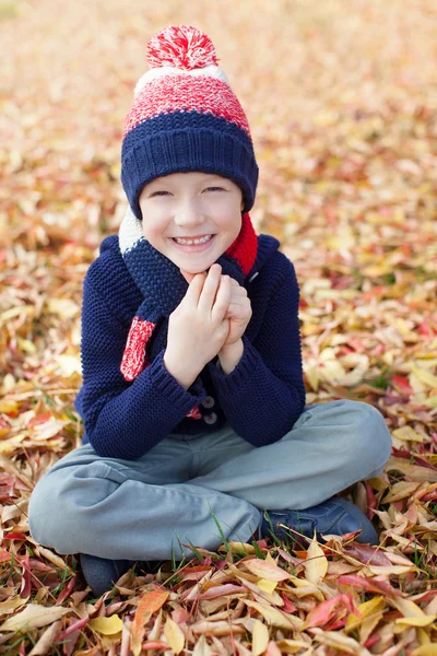 Niño en otoño — Foto de Stock