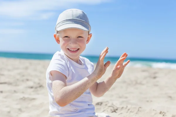 Niño en la playa — Foto de Stock