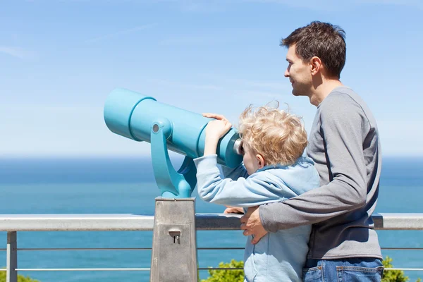 Family using binoculars — Stock Photo, Image
