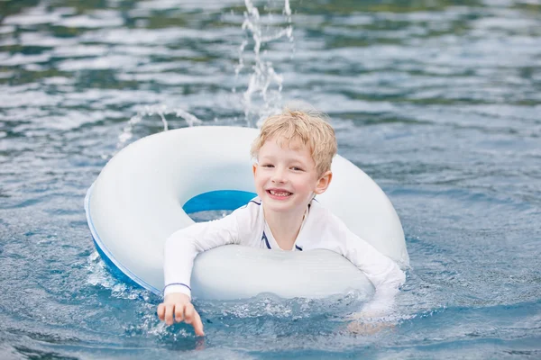 Kid in het zwembad — Stockfoto