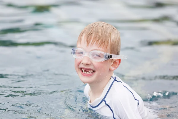 Niño en la piscina —  Fotos de Stock
