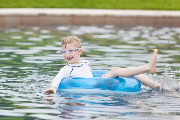 Kid in het zwembad — Stockfoto