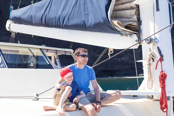 Family at sailing boat — Stok fotoğraf