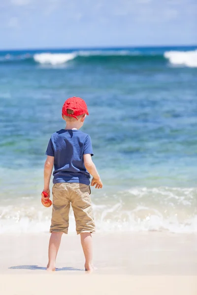 Niño en la playa — Foto de Stock